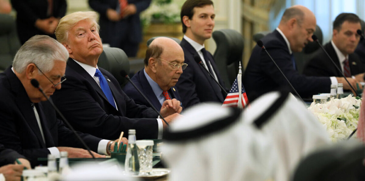 بالفيديو.. وزير التجارة الأمريكي نائم أثناء كلمة ترامب بقمة الرياض 