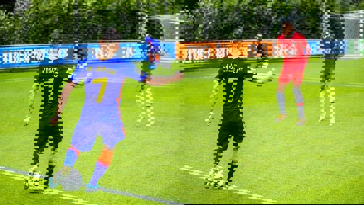 رمية التماس بالقدم والشوط 30 دقيقة.. فيفا يختبر 4 قوانين جديدة ستغير وجه اللعبة (صور)