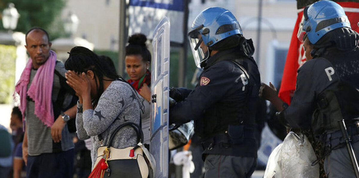 الشرطة الإيطالية تفرق بالقوة تجمعًا للمهاجرين وسط روما