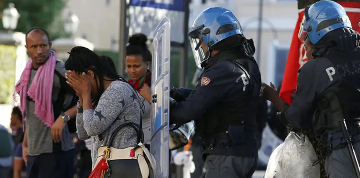 الشرطة الإيطالية تفرق بالقوة تجمعًا للمهاجرين وسط روما