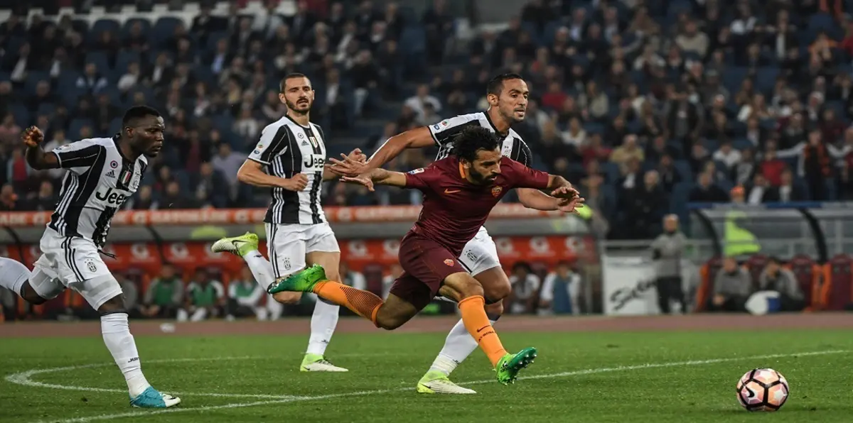 روما يعترف بتلقيه عرضًا إنجليزيًا للتعاقد مع محمد صلاح