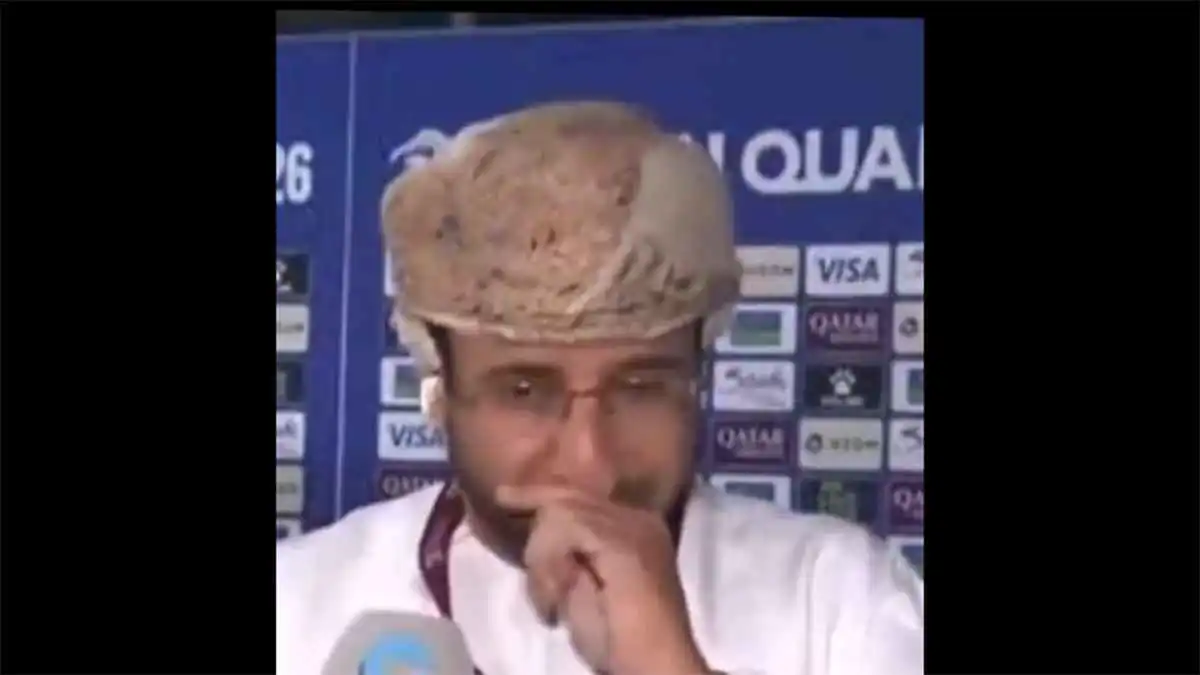 مذيع عُماني يبكي على الهواء بعد الخسارة أمام الإمارات بتصفيات المونديال (فيديو)