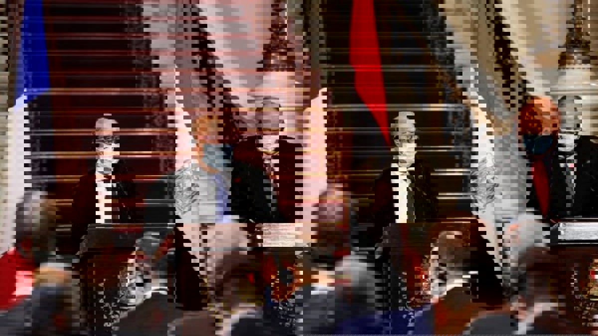 شكري يعترض على سؤال لصحفي فرنسي حول السجناء السياسيين (فيديو)