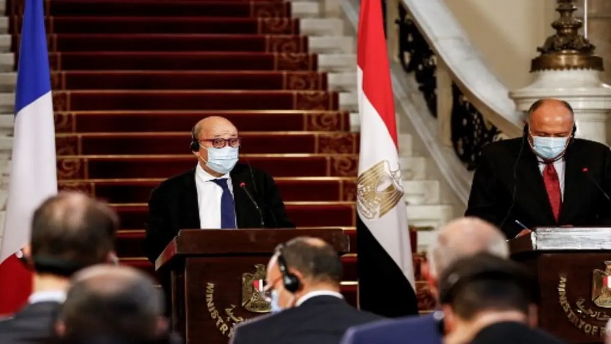 شكري يعترض على سؤال لصحفي فرنسي حول السجناء السياسيين (فيديو)