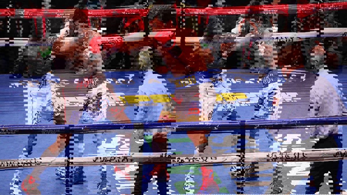 الملاكم الكوبي أوجاس يهزم ماني باكياو ويحتفظ بلقب وزن الوسط