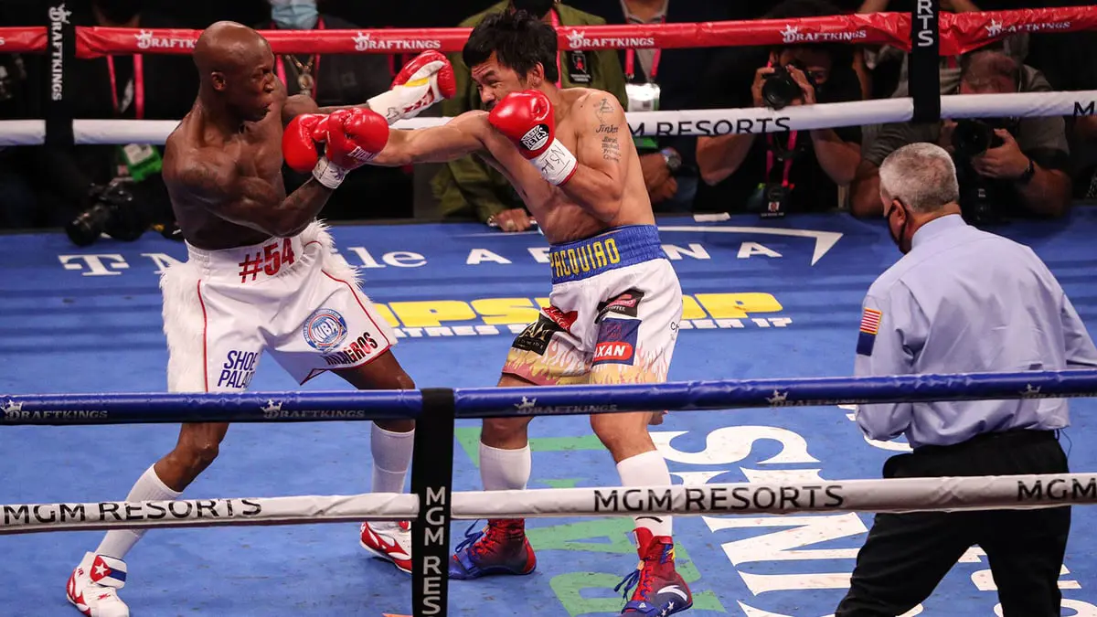 الملاكم الكوبي أوجاس يهزم ماني باكياو ويحتفظ بلقب وزن الوسط