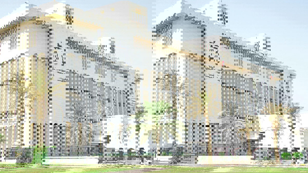 قضية "ضيافة الداخلية".. إقبال الخلفان تسلم نفسها للسلطات الكويتية