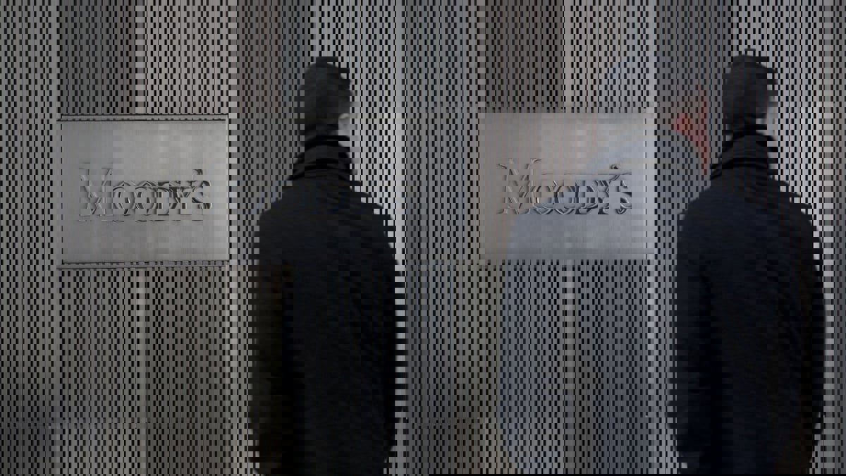 "موديز" تغلق مكتبها في موسكو نهاية الشهر وتنقل موظفين إلى دبي