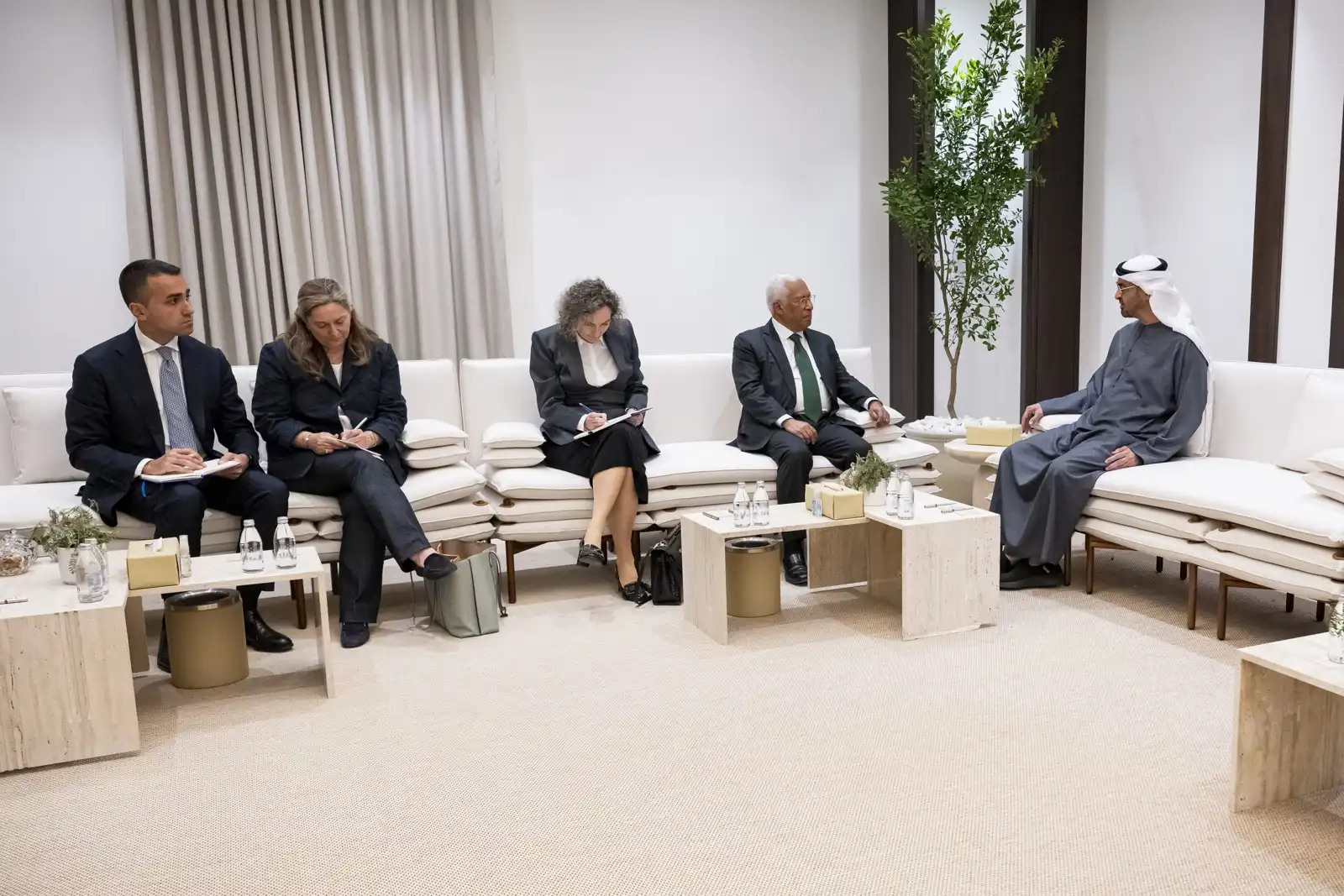 جانب من المباحثات