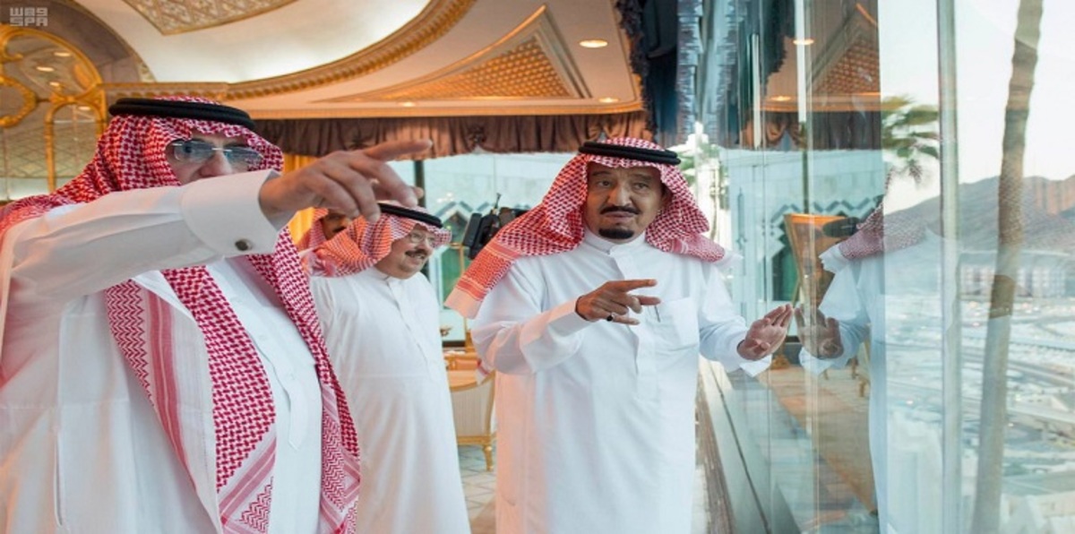 العاهل السعودي يٌفاخر بخدمة الحجاج من داخل الحرم المكي