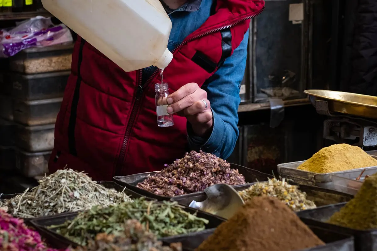 سوق "البزورية" التاريخي في دمشق.. يستعصي على الصائمين (صور)