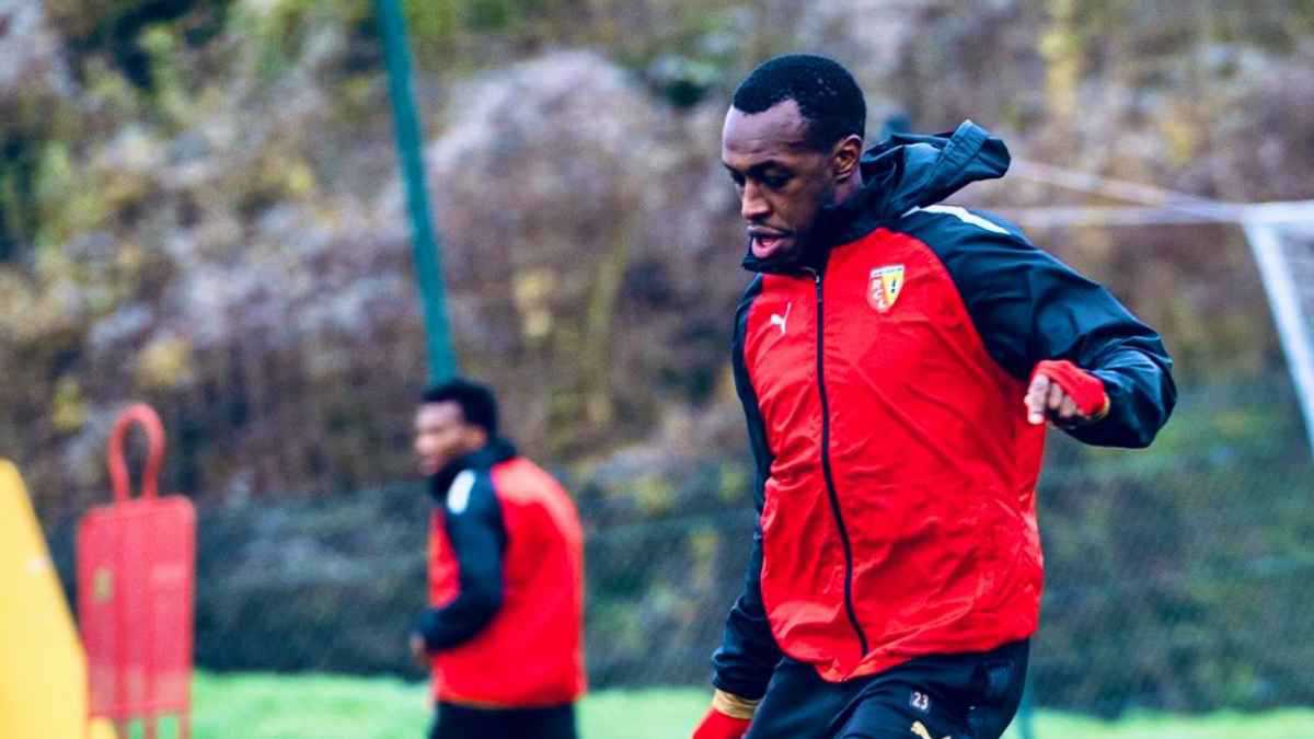 4 تحركات عبقرية.. هل يمنع الهلال انتقال سعود عبد الحميد إلى النصر؟ 