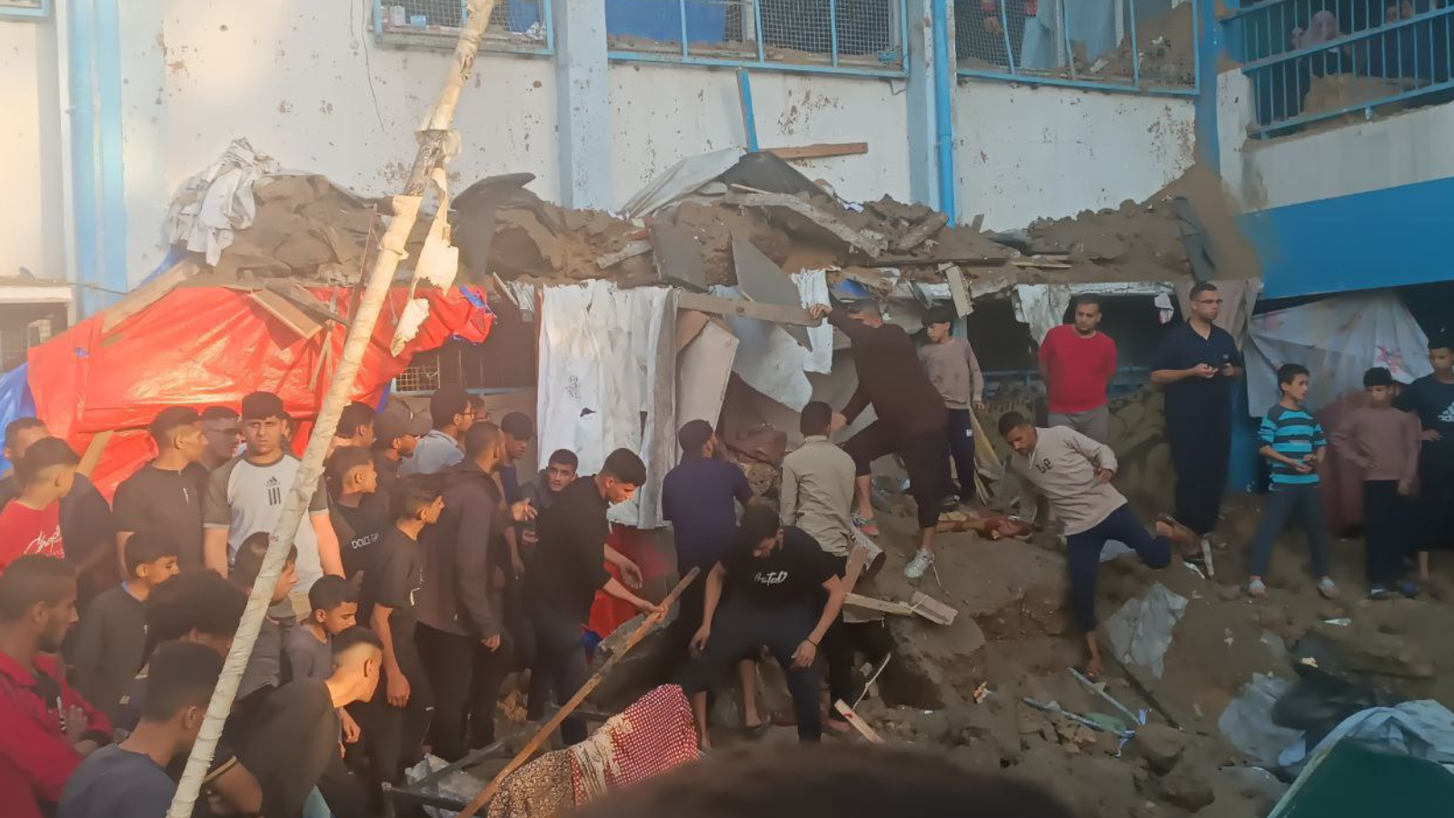 عشرات الضحايا إثر قصف إسرائيلي استهدف مدرسة تؤوي نازحين في غزة