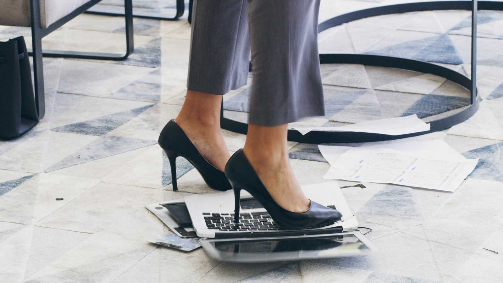 بعد طردها.. موظفة تخرب مكان عملها في نوبة غضب (فيديو)