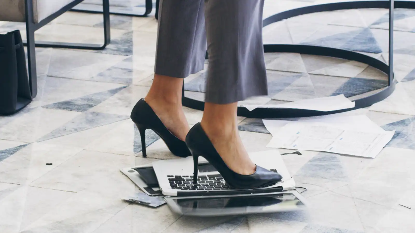 بعد طردها.. موظفة تخرب مكان عملها في نوبة غضب (فيديو)