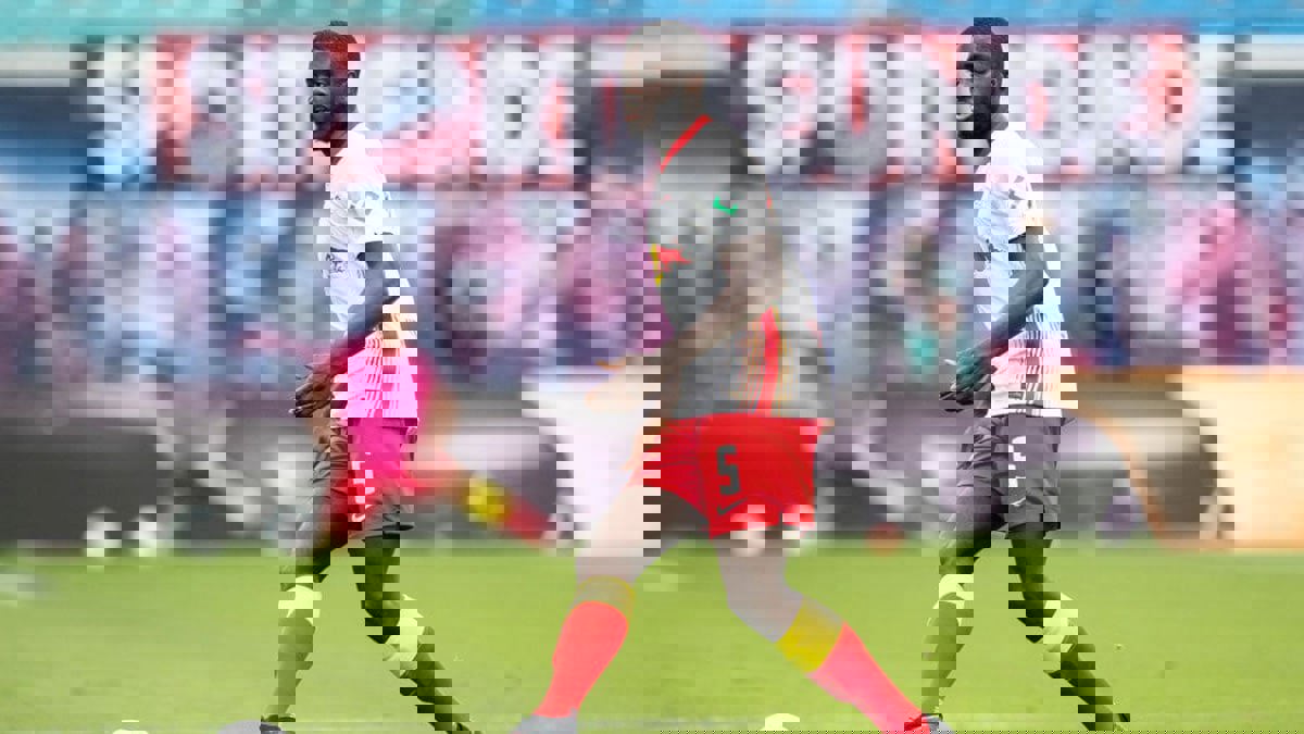 مانشستر يونايتد يستهدف ضم أوباميكانو مدافع لايبزيغ