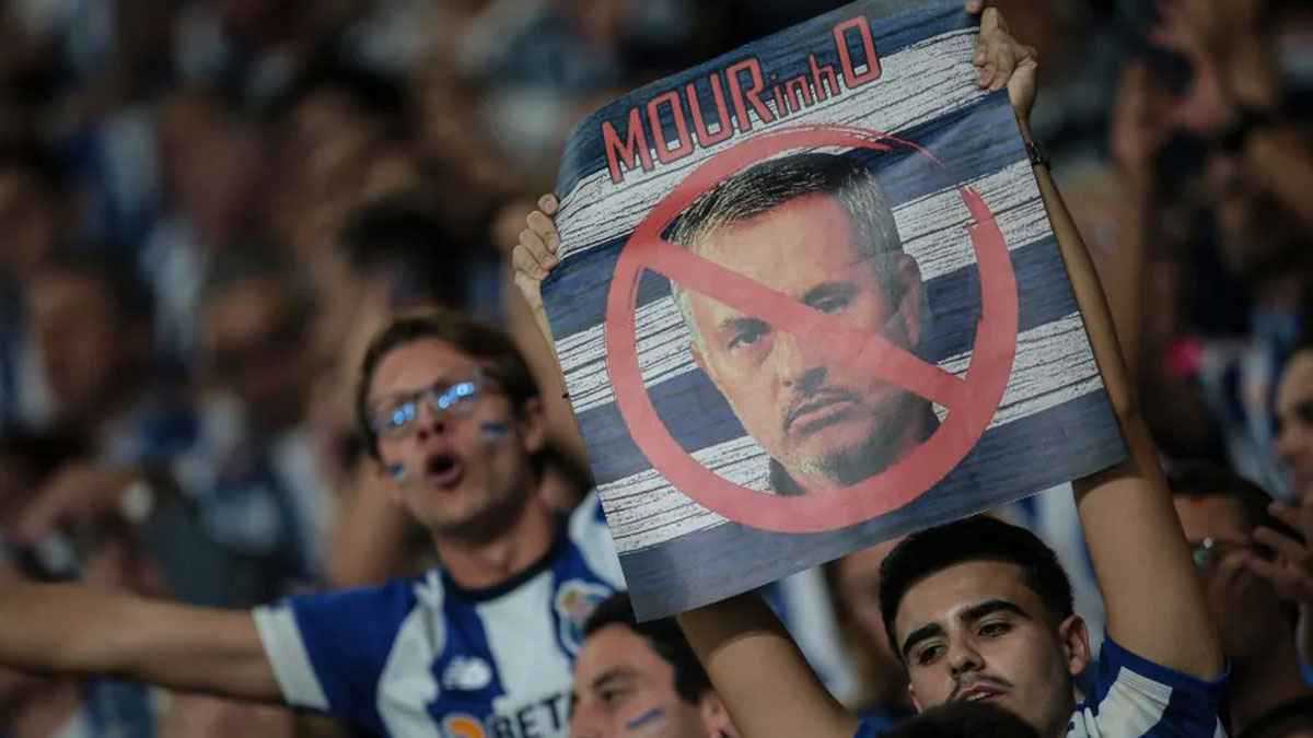 ألقوا عليه زجاجات مياه وولّاعات.. استقبال عدائي لمورينيو من جماهير بورتو (فيديو)