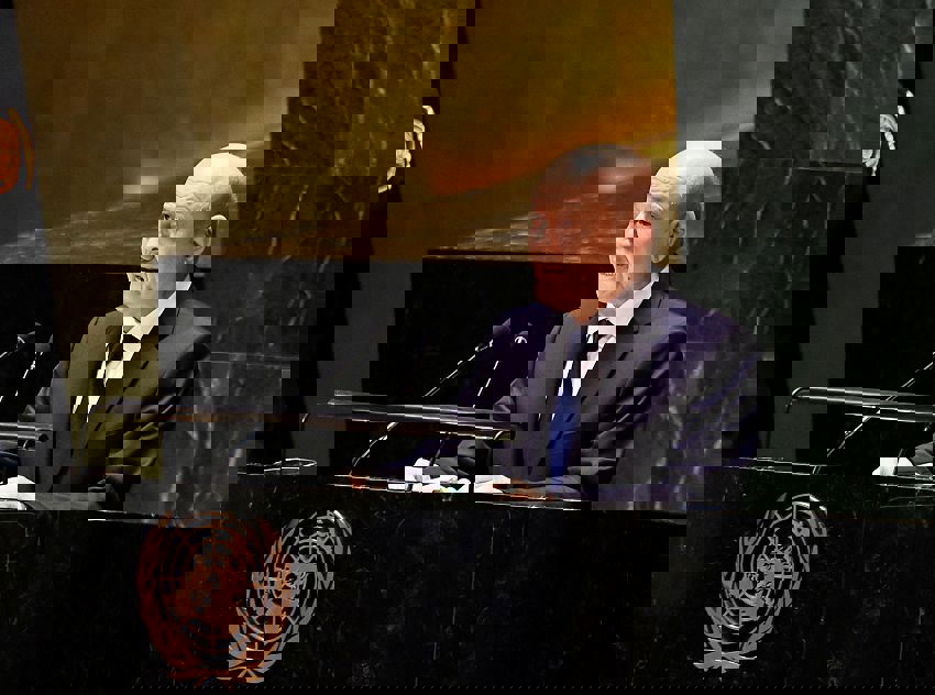 العليمي: المرجعيات الثلاث ضمان لتأسيس سلام مستدام في اليمن