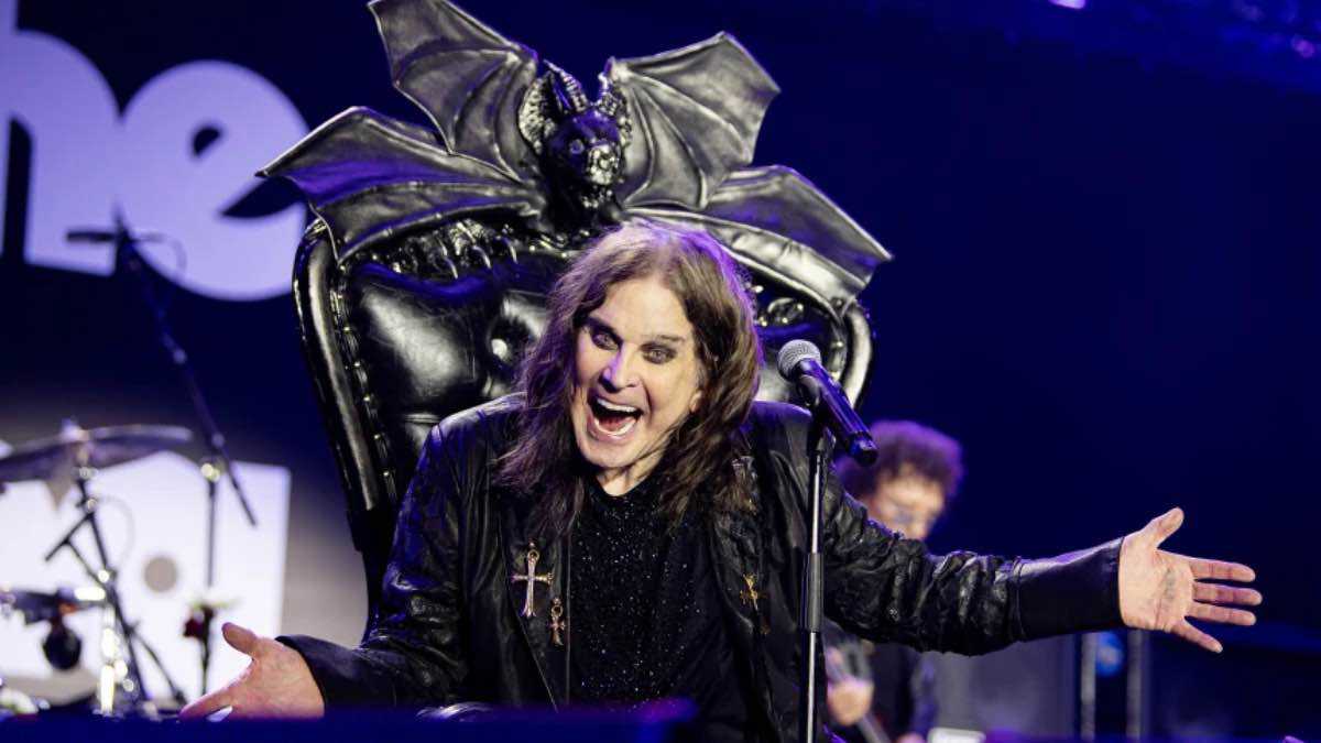 وداع أسطورة الميتال أوزي أوزبورن بموكب جنائزي مهيب (فيديو)