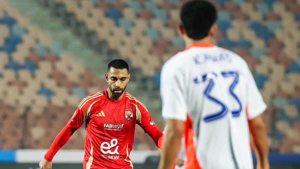 اشتباكات بين عمرو السولية وعضو بالنادي الأهلي المصري (فيديو)