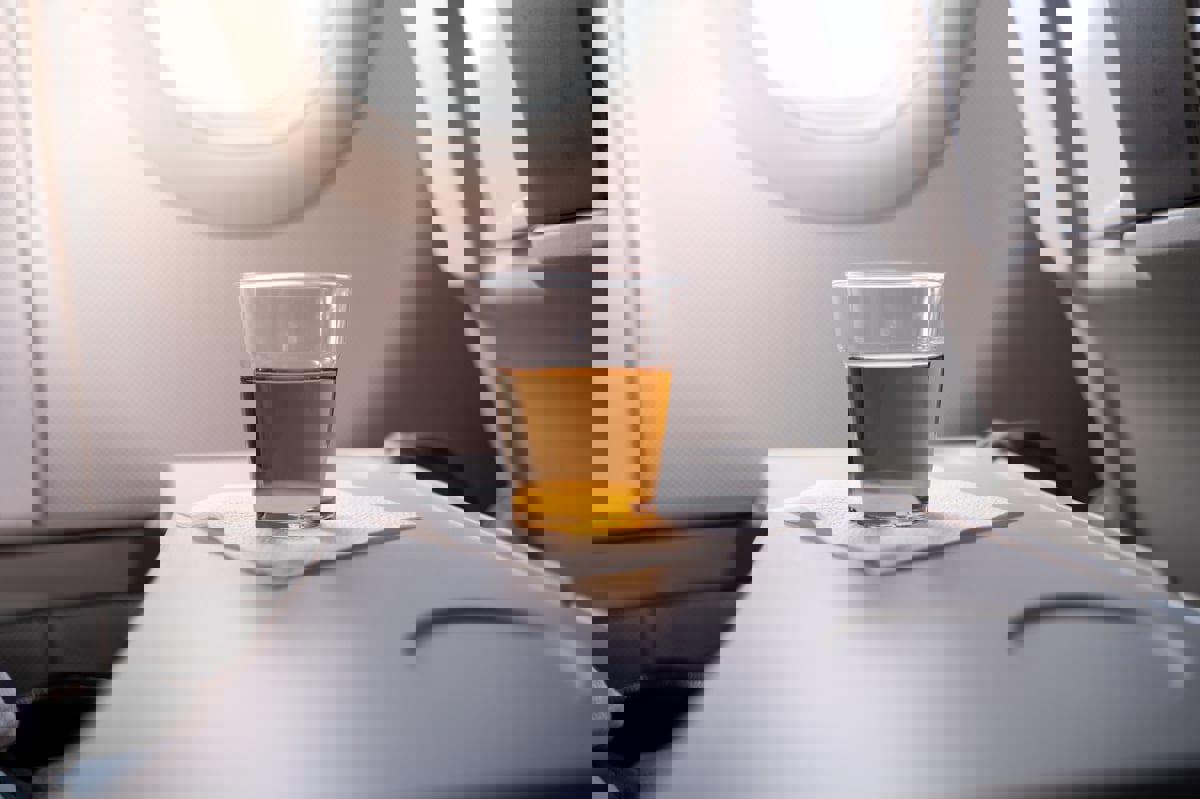 شرب الكحول على متن الطائرة قد يؤدي إلى الموت 