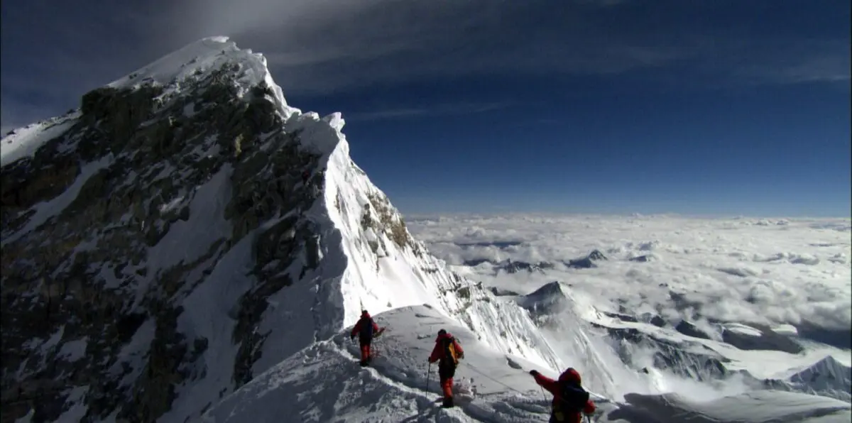 أعلى "مكب نفايات" في العالم.. شاهد كيف لوّث المتسلقون الأثرياء "قمة إيفرست" (صور وفيديو)