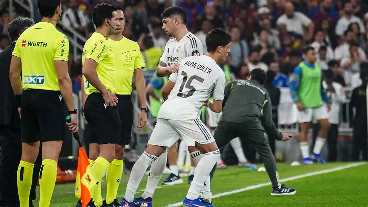 لقطة محرجة لأردا غولر بعد نهاية مباراة ريال مدريد وبرشلونة (فيديو)