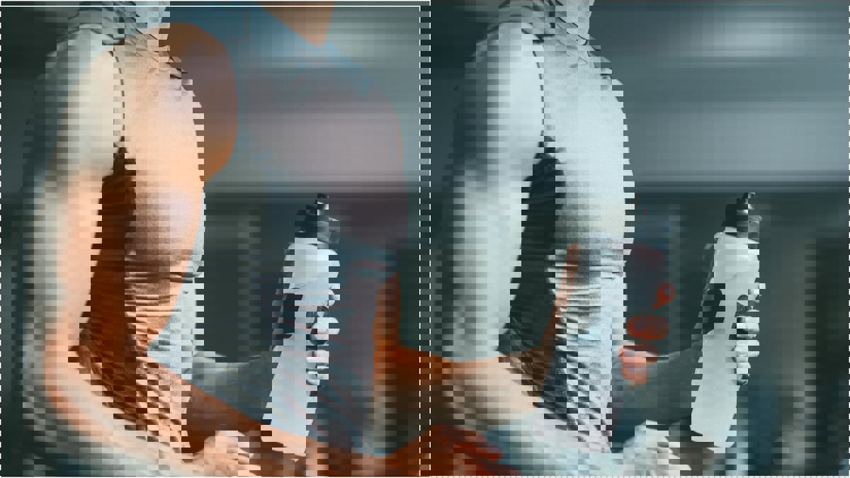 هل يوصى بشرب الماء خلال أداء التمارين الرياضية؟