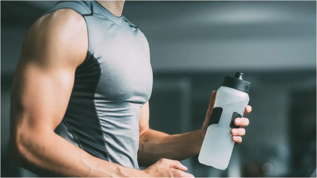 هل يوصى بشرب الماء خلال أداء التمارين الرياضية؟