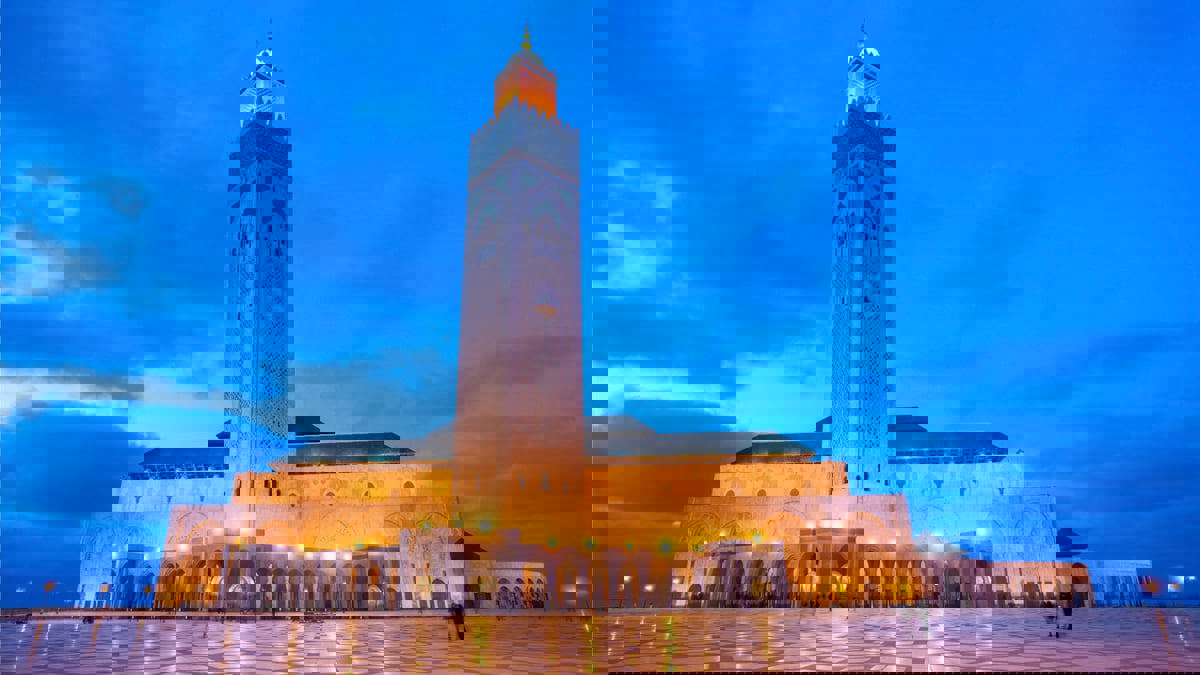 مسجد الحسن الثاني.. جوهرة معمارية مغربية فوق مياه المحيط الأطلسي (صور)