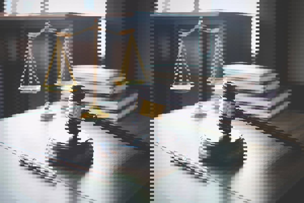 موظفة تقاضي شركتها بعد تلقيها راتباً دون عمل لمدة 20 عاماً