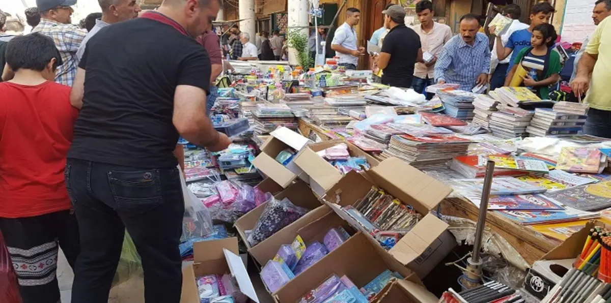 العراق يعلن حرمان 5 ملايين طالب من الكتب المدرسية واتهامات للوزارة ببيعها في السوق السوداء