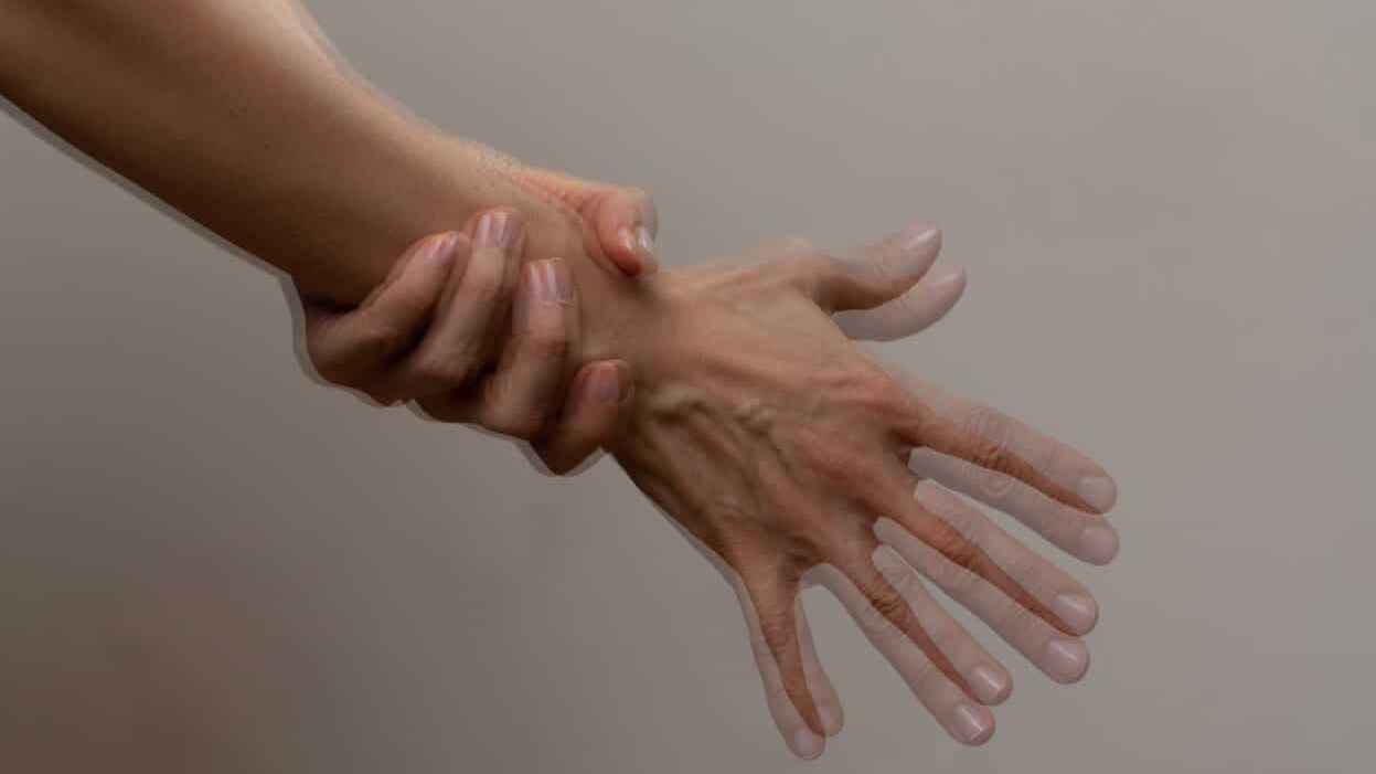 رعشة اليدين.. علامة بسيطة قد تخفي أمراضا خطيرة