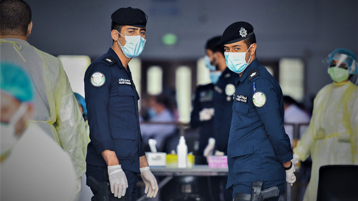 الكويت.. محاكمة شرطي اعتدى على وافد في مجمع تجاري (فيديو)