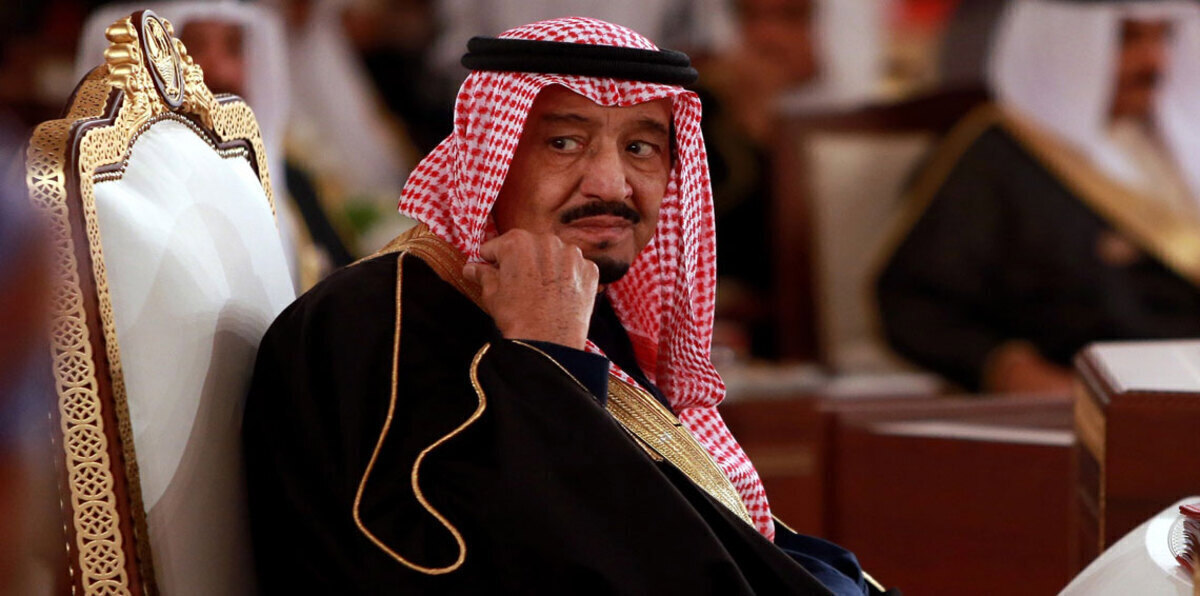 بالصور.. الملك سلمان يؤدي "العرضة" بحضور الأميرين الوليد بن طلال ومتعب بن عبدالله