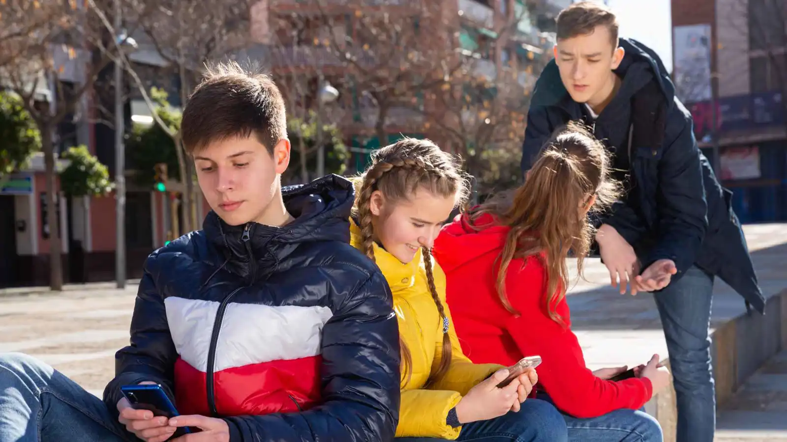 بعد التحذيرات.. بريطانيا تدرس حظر وسائل التواصل على القاصرين