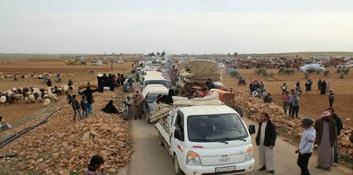 حتى لا يستخدمهم داعش دروعًا بشرية.. سكان الرقة يفرّون قبل هبوب عاصفة الحرب من جديد