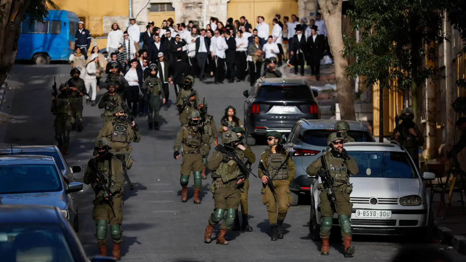 هآرتس: الجيش الإسرائيلي يدعم إرهاب المستوطنين في الضفة الغربية