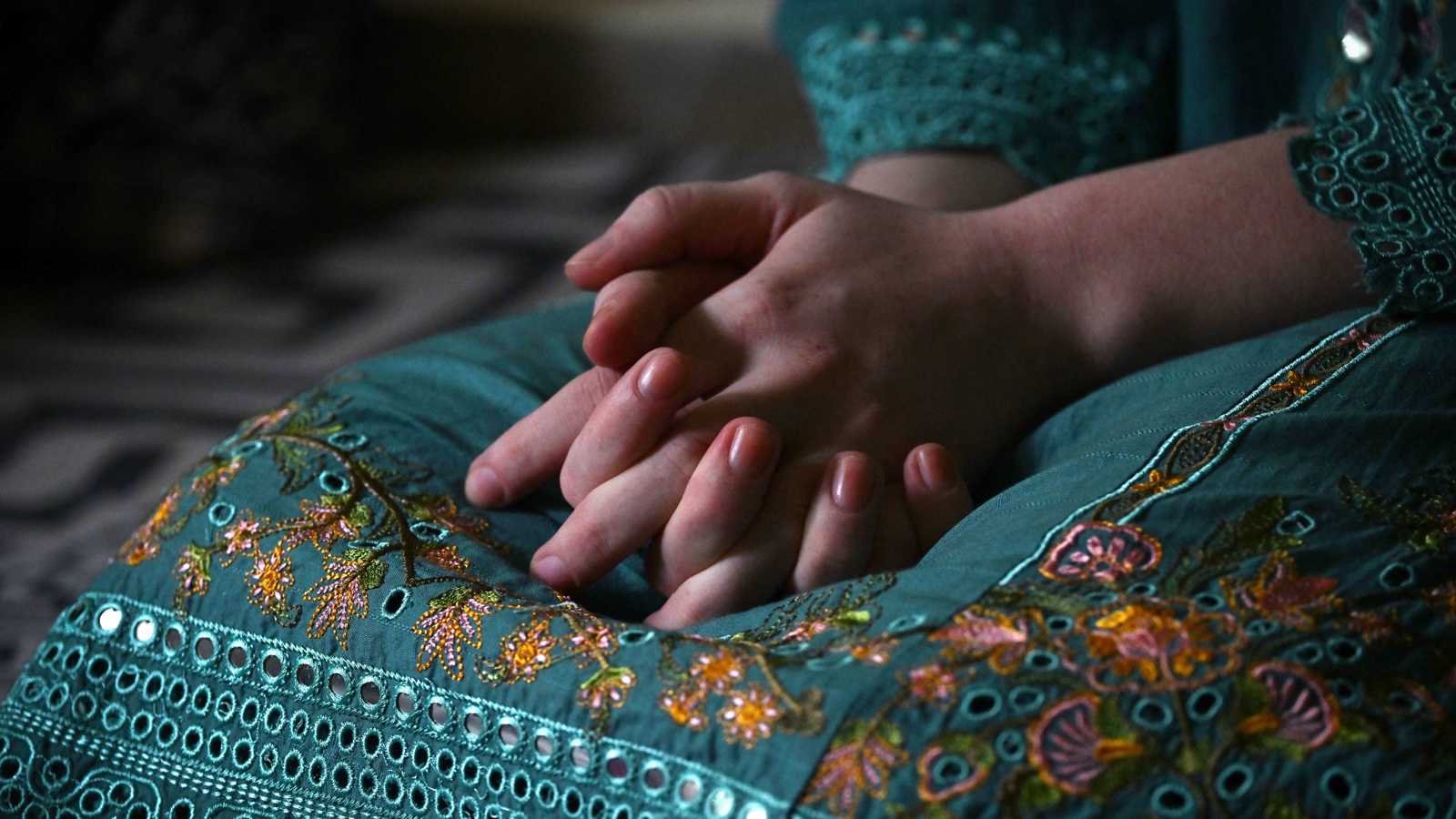 "الموسيقى ملاذهن".. لاجئات أفغانيات في باكستان يواجهن المجهول