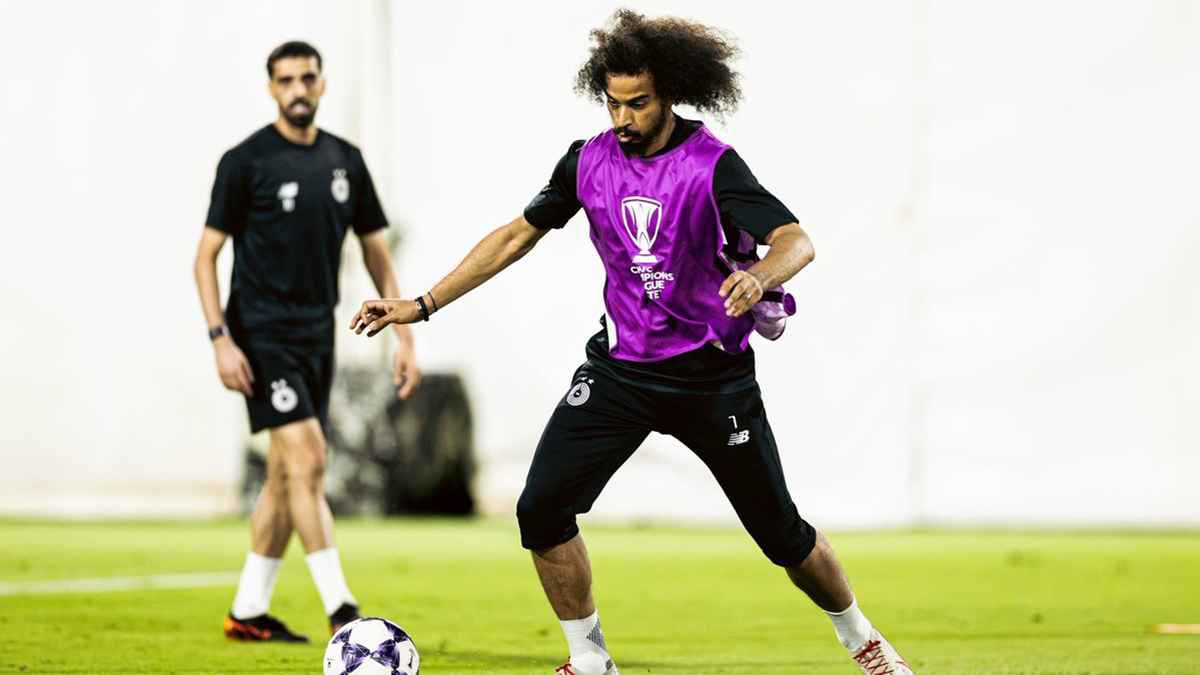 صور أثارت جدلا.. هل تابع أكرم عفيف تدريب الهلال السعودي؟ 