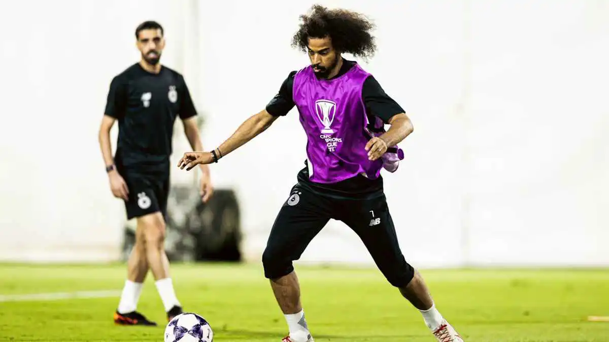 صور أثارت جدلا.. هل تابع أكرم عفيف تدريب الهلال السعودي؟