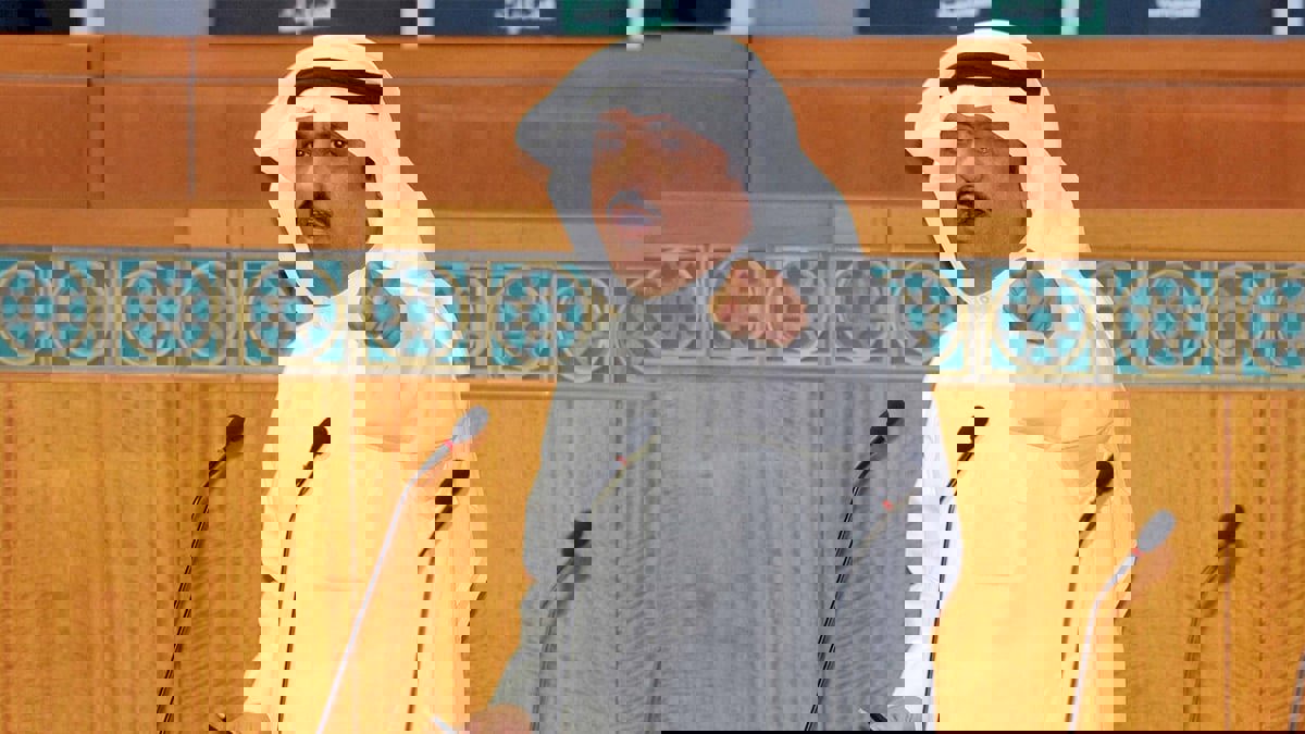 سقوط المعارض الكويتي مسلم البراك وتعرضه لإعياء وسط تزاحم المهنئين بعودته (فيديو)