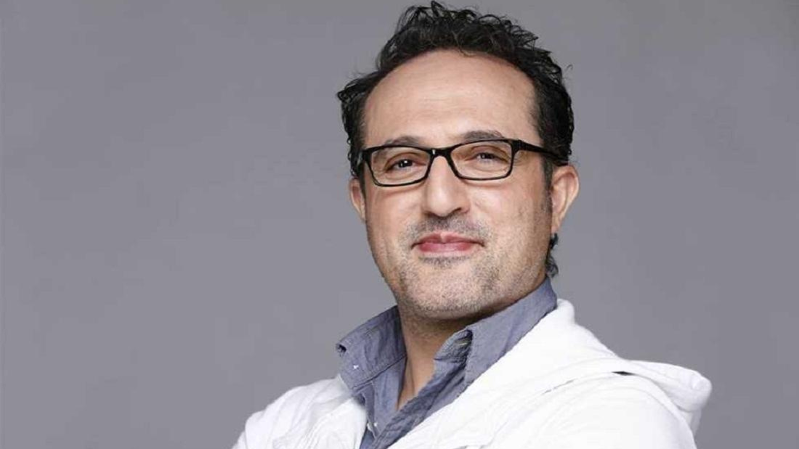 "تركيب شعر وأسنان".. إعلامي شهير يصدم جمهوره (فيديو)