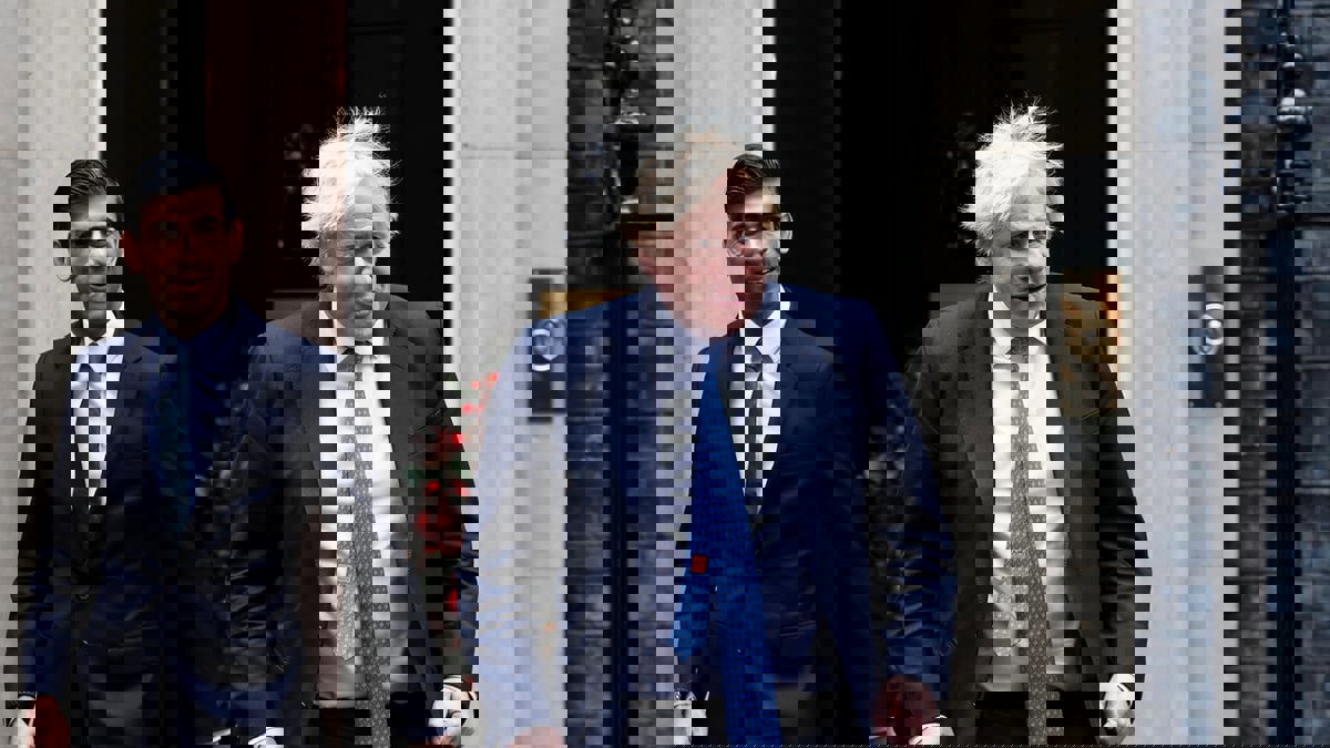 بوريس جونسون يعود لبريطانيا في مسعى إلى استعادة منصبه السابق