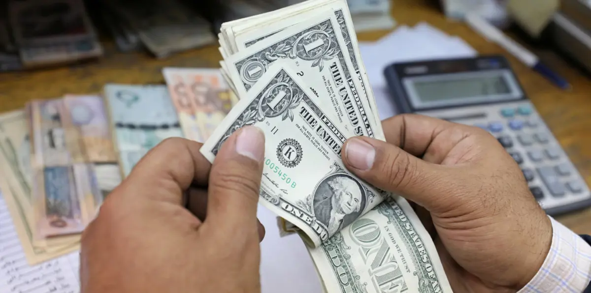 الدولار يستقر قرب أقل مستوى في شهرين