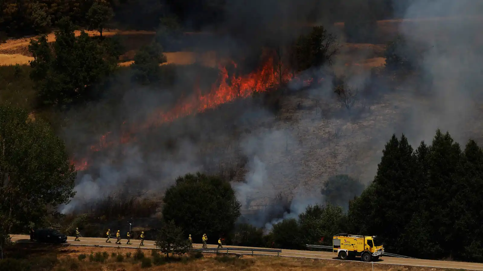 إجلاء سكان في شمال إسبانيا بسبب "دوامات نارية"