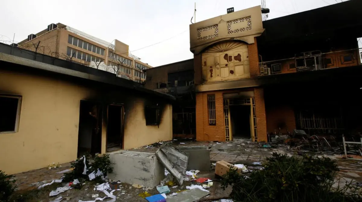 بعدما أحرقها المحتجون.. القنصلية الإيرانية في النجف تستأنف عملها