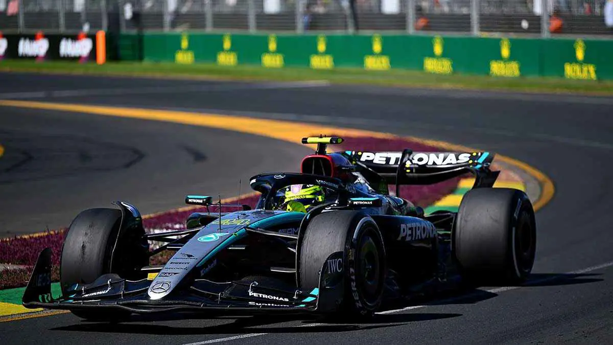 هاميلتون ينتقد مرسيدس ويكشف سر أزمة سباق جائزة سنغافورة الكبرى