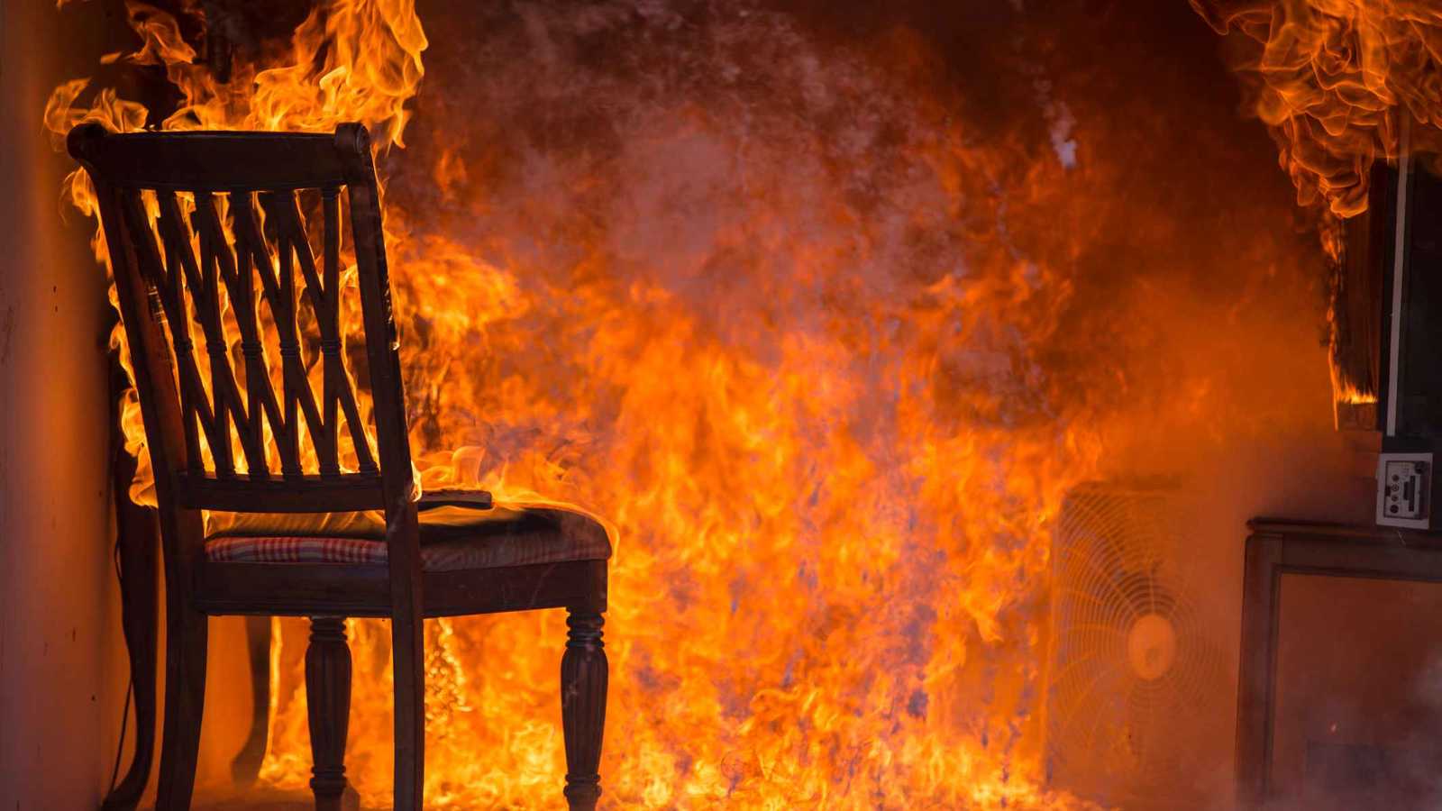 بسبب إدمانه على المراهنات.. مراهق مصري يقتل جارته ويحرقها