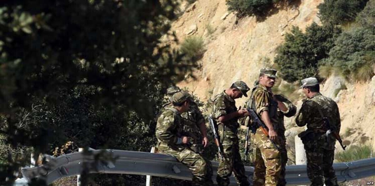 الجيش الجزائري يكتشف مخبأَ أسلحة على الحدود مع مالي